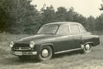 In einem alten Familienalbum fand ich dieses Foto, welches ca. 1957 in Magdeburg entstanden ist und einen Wartburg 311 zeigt. 