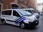 POLICE-Fahrzeuge warten in einer Innenstadtgasse von Brüssel auf ihre nächsten Einsätze;100831