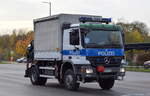 Ein Fahrzeug der Bundespolizei der Technischen Einheiten (BPOL), ein MB ACTROS 1944, eine schwere Zugmaschine mit Pritschenaufbau + Plane und am Heck ein Ladekran (Palfinger PK 29002) am 11.11.22 Berlin Marzahn.