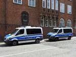 MB-Polizeibusse parken bei der bekannten Davidswache in Hamburg; 220531