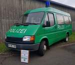 =Ford Transit TGL als Polizei-Gruppenwagen steht im Polizei-Oldtimer-Museum Marburg.