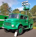 =MB 911 B als ehemaliges Lichtmastfahrzeug der Polizei steht im Polizei-Oldtimer-Museum Marburg, Oktober 2023.
