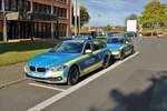 Zwei Polizei Aschaffenburg BMW 5er FustW am 29.09.19 beim Tag der offenen Tür