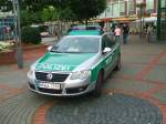 VW Passat TDI , am Bahnhofs-Vorplatz in Bochum,  Dank an die Polizisten für die Erlaubnis.