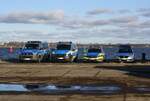 Diverse Einsatzfahrzeuge der Polizei MV am Strelasund. | Hafen Stralsund | durch den Zaun | Februar 2023