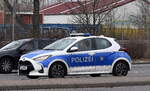 Einsatzfahrzeug des Zentralen Objektschutzes in Berlin der Berliner Polizei, ein Toyota Yaris Hybrid am 02.03.23 Berlin Marzahn.