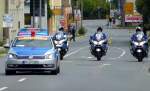 Polizei Thüringen Einsatzfahrzeug und 3 Polizeimotorräder zur Absicherung der Thüringen - Rundfahrt in Zeulenroda.