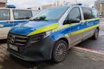 =MB Vito der LaPo Hessen steht im Dezember 2025 am Hbf Wiesbaden