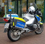 =BMW-Polizeimotorrad steht im Oktober 2021 in Künzell
