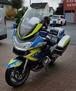 =BMW-Polizeimotorrad steht im Oktober 2021 in Künzell
