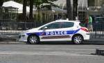 Ein am 15.07.2009 auf den unteren Champs-Elysées in Paris geparkter Streifenwagen der Pariser Polizei.