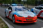 Elektromobil der luxemburgischen Polizei, ein Tesla S,  nahm an der Parade zum Nationalfeiertag in der Stadt Luxemburg teil.