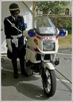 Ein BMW Motorrad K 100 LT (1990) der luxemburgischen Polizei aufgenommen in Diekirch am 04.07.10 zusammen mit einer Uniform aus derselben Zeit.