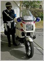 Ein BMW Motorrad K 100 LT (1990) der luxemburgischen Polizei aufgenommen in Diekirch am 04.07.10 zusammen mit einer Uniform aus derselben Zeit. 