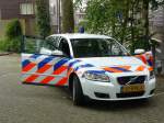 Volvo Streifenwagen  Korps Landelijke Politiediensten (u.a. Bahnpolizei) fotografiert in Alkmaar, Niederlande bei Bahnhoffest am 16-05-2009.