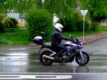 POLIZEI-Motorrad Escorte bei strömenden Regen; 140422