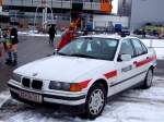 Munter hämmert der Clown anlässlich des Faschingumzuges auf den Polizei-BMW, mit dem noch alten Bundesgendarmerie-Kennzeichen ein; 090215 