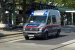 WV Crafter der Wiener Polizei fährt im Einsatz über die freien Tramschienen um ihren Einsatzort schneller zu erreichen. 06.2023