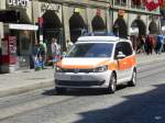VW Polizeiauto unterwegs in der Stadt Bern am 06.06.2015