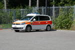 Ein VW Polizeiauto neben der Feuerwehrstation parkiert am 26.8.17.