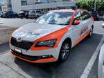Škoda Superb 4x4 der Polizei Wallis am 23.6.21 beim Bahnhof Brig parkiert.