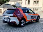 Heckansicht des Volvo XC60 Streifenwagen der Gemeindepolizei Visp am 19.7.21 beim Rathaus in Visp.