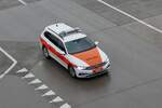 VW Streifenwagen der Polizei Zürich am 28.11.21 beim Flughafen Zürich.