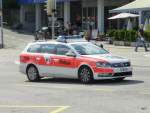 VW Polizeiauto unterwegs mit Blaulicht und Sirene in Locarno am 23.08.2014