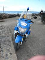 Motorroller der Policia Local abgestellt auf der Strandpromenade von Los Christianos/Teneriffa im Januar 2009