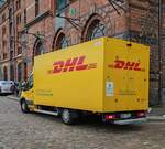 =Elektrozustellfahrzeug von DHL steht in der Hamburger Speicherstadt, 05-2024