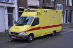 Rettungswagen Mercedes-Benz Sprinter mit einem Kofferaufbau von RKB, vermutlich ein Leihfahrzeug der Firma DIRIX Sint-Truiden fr die Rettungsdienst Falck-Ambuce Antwerpen, aufgenommen 29/12/2012 in