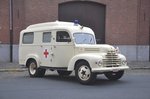 Krankenwagen Ford Köln 3500 V8 für die belgische Armee gebaut, jetzt in Sammlung der VZW Privat Fire Brigade Aalst, aufgenommen 21.07.2014 am Luchtmachtlaan Etterbeek 
