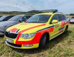 =Skoda Octavia als Notarztfahrzeug des ASB steht auf dem Parkgelände der Rettmobil 2024 in Fulda