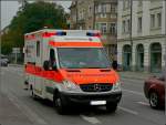 Diesen Mercedes Rettungswagen des Bayrischen Roten Kreuzes fuhr mir am 11.09.2010 in Regensburg vor die Linse.
