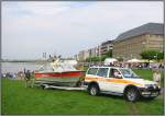Während der Feier 60 Jahre NRW im August 2006 in Düsseldorf, die sich zu einem wesentlichen Teil entlang der Rheinpromenade abspielte, war dieses Geländefahrzeug der DLRG mit Bootsanhänger zu sehen.