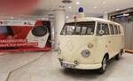 =VW T1 des DRK steht als Austellungsexponat in einem Coronatestzentrum in Fulda, 04-2022