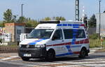 DRK Fahrdienst gGmbH mit einem VW T5 Krankentransportfahrzeug am 27.09.23 Höhe Bahnübergang Bahnhof Rodleben.