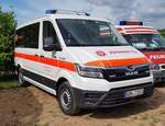 MAN TGE der Johanniter als Katastrophenschutzfahrzeug vom Freistaat Bayern steht auf dem Parkplatz der RettMobil im Mai 2022