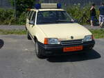 Opel Kadett E CarAvan fünftürig, gebaut in Bochum von 1988 bis 1991. Der Kadett E wurde im August 1984 vorgestellt und stand einen Monat später bei den Händlern. Der Wagen war mit etlichen Vierzylinderreihenmotoren lieferbar. Dieses ehemalige Fahrzeug des Malteser Hilfsdienstes ist mit dem ab Sommer 1988 lieferbaren Wirbelkammerdieselmotor mit einem Hubraum von genau 1700 cm³ ausgerüstet. Dieser Motor leistet 57 PS und konnte den Wagen auf eine Höchstgeschwindigkeit von 153 km/h beschleunigen. Feuerwehr-Oldtimertreffen an der  Alten Dreherei  in Mülheim an der Ruhr am 18.07.2021.