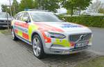 =Volvo V90 Cross Country als MIC-Notarztfahrzeug steht auf dem Parkplatz der RettMobil im Mai 2019