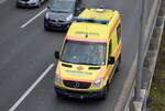 KFD Ambulance GmbH aus Berlin mit einem MB Sprinter Krankentransportfahrzeug am 26.04.21 Berliner Stadtautobahn Höhe Knobelsdorffbrücke.