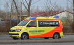 Krankentransportdienst der Volkssolidarität Berlin gGmbH mit einem VW T6 Krankentransporter am 03.02.22 Berlin Marzahn.