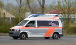 SMART Ambulanz GmbH aus Berlin mit einem VW- Transporter T5 Krankentransportfahrzeug am 14.02.22 Berlin Marzahn.