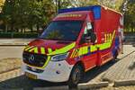 Mercedes Benz Krankenwagen steht nahe einer Veranstaltung auf einem Parkplatz. 10.2023