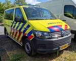 =VW T 6 als Einsatzfahrzeug einer niederländischen Ambulance, steht auf dem Parkplatz der 2025er Rettmobil in Fulda