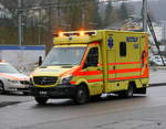 Mercedes Rettungswagen im Einsatz vor dem Bahnhof in Liestal am 23.12.2017