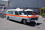 Krankenwagen Cadillac aus dem Jahre 1963. Der Wagen hat einen V8 Motor mit 6383 Cm3 mit 270 PS. Das Fahrzeug war in Basel von 1963 bis 1983 im Einsatz. Die Aufnahme stammt vom 14.06.2022.