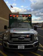 Frontansicht des Ambulance 45 der Harrisonburg Rescue Squad bei einem Einsatz in einer Mall.
