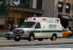Ford E-Serie Rettungswagen  Advance Ambulance # 515 , aufgenommen am 25. August 2013 in Chicago, Illinois / USA.
