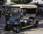 Ein Elektro Golfcart in der Innenstadt von Grenoble.